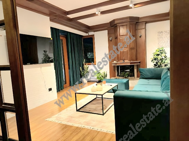 Apartament 1 + 1 me qera zonen e Bllokut  ne Tirane (TRR-714-18b)